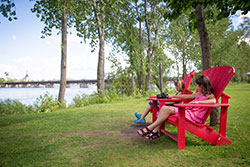 Enfants assis sur deux chaises rouges à Chambly