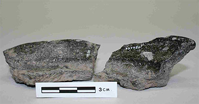 Artefacts : des fragments d’une assiette en terre cuite commune