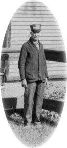 L'éclusier J. Lynch photographié devant sa maison en 1929 (détail).
