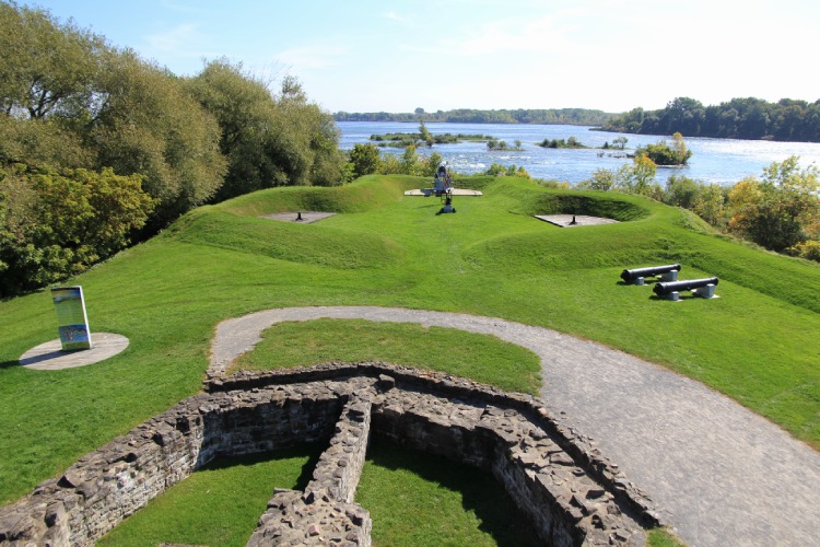 Vestiges et ruines des fortifications militaires de Coteau-du-Lac.