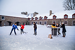 Une partie de hockey-bottines dans la cour intérieure du fort Chambly en hiver