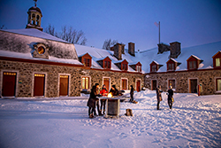 Rencontres autour d'un brasero dans la cour intérieure du fort Chambly en hiver