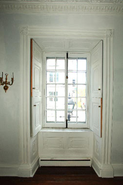 Une des fenêtres du grand salon de la Maison Papineau.