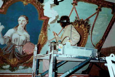 Restaurateurs à l'œuvre sur le mur est de l'atelier de Napoléon Bourassa.