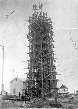 Image en noir et blanc. Le phare de béton armé en construction.