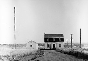 Image en noir et blanc d'une petite maison