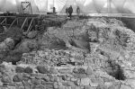 Une photographie qui montre les vestiges du site du haut fourneau dans le contexte du chantier archéologique des années 1970.