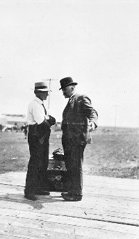Motherwell avec un homme non identifié, vers 1912