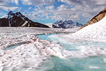 Un glacier et des sommets montagneux escarpés en arrière-plan dans le parc national des Glaciers.