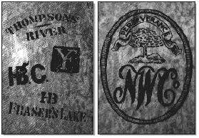 On y voit deux pièces en pierre calcaire gravée. Celle de gauche montre les logos de la Compagnie de la Baie d’Hudson et de la York Factory, ainsi que les mots Thompson’s River et Fraser’s Lake. La pièce de droite montre le logo de la Compagnie du Nord-Ouest ainsi que le mot Perseverance enchâssé dans un ruban au-dessus d’un arbre.