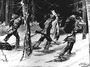 Quatre hommes portant des sacs à dos font de la raquette dans une forêt. L’un d’eux, au centre de l’image, tient un fusil tandis qu’un autre tire un traîneau.