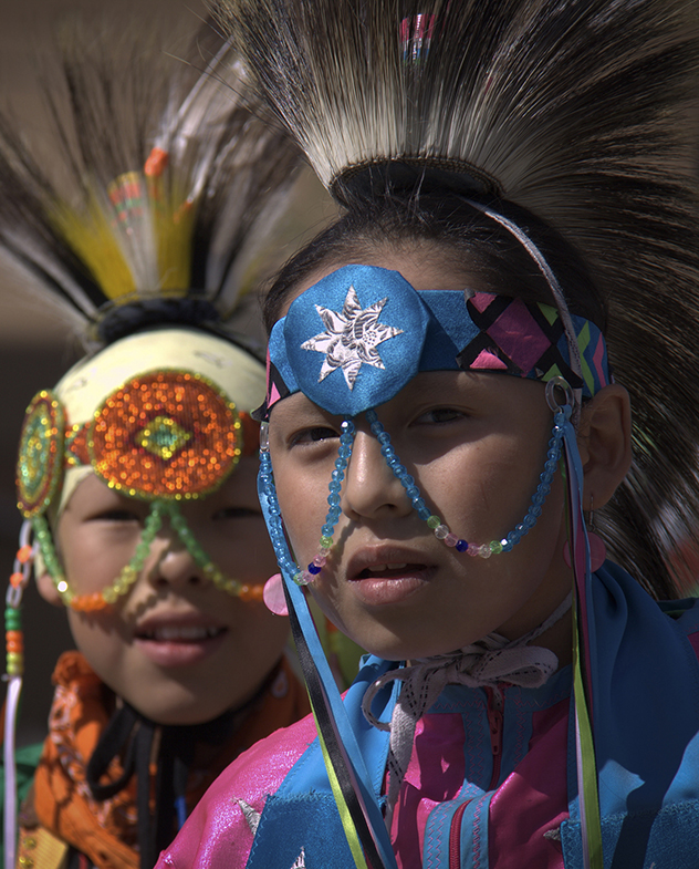 Enfants autochtones en vêtements de cérémonie