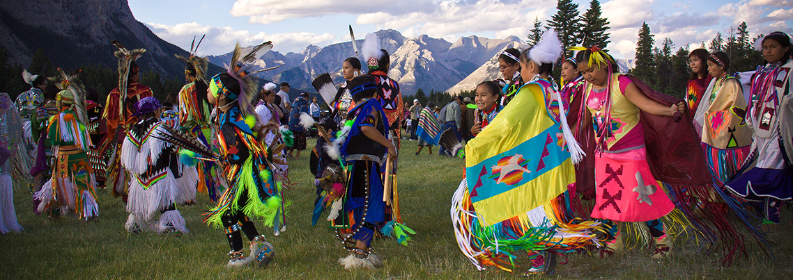 Autochtones dansant au milieu d’un pré dans les montagnes