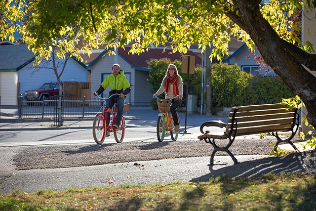 Deux jeunes adultes font du vélo autour de la ville.