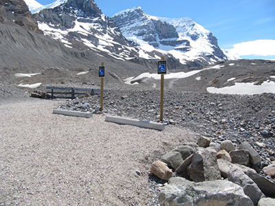 Deux places de stationnement accessibles désignées (sans voies d’accès latéral) se trouvent dans l’aire de stationnement inférieur vous permettant d’approcher davantage du glacier.