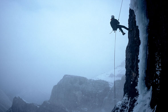 Un grimpeur (swings) pour la glace dans le parc national Yoho.
