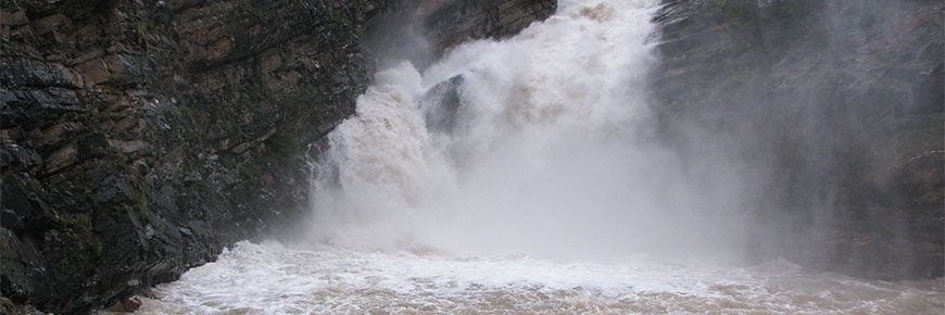 Eau dévalant une cascade pendant une inondation