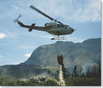 Photo d'un hélicoptère lâchant de l'eau sur l'incendie du mont Sofa