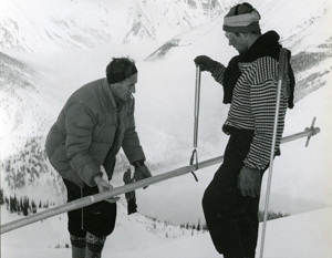 Deux hommes utilisant le « découpe-neige du mont Rose ».