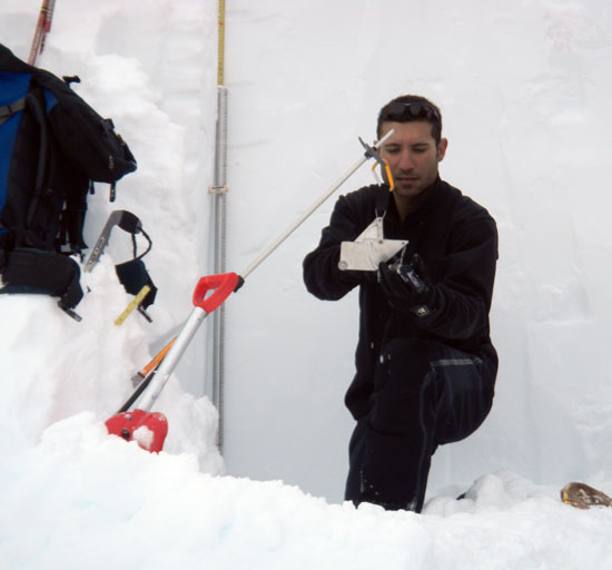 Ali Haeri utilise une balance moderne pour établie la densité de la neige, 2012