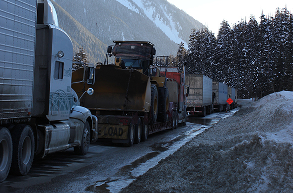 Plusieurs camions de transport font la file dans l’attente de la réouverture de la route. 