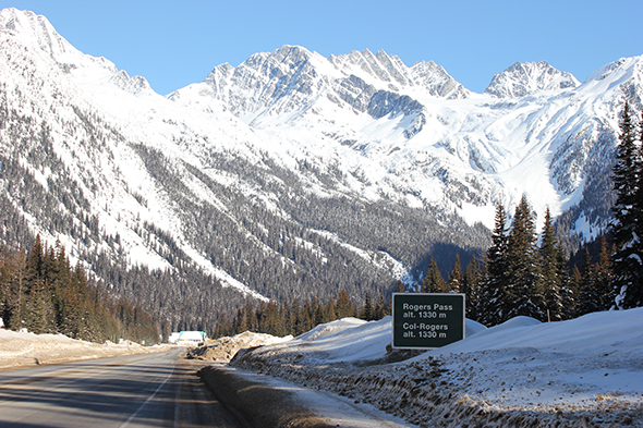 La Transcanadienne. Le panneau routier indique « Col Rogers – Altitude : 1 330 m ». 