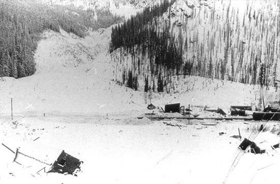 Avalanche sur la voie ferrée au col Rogers