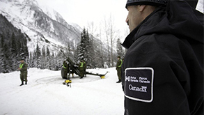 Jeff Goodrich, agent des avalanches à Parcs Canada, surveille l’opération de tir. Photo : Rob Buchanan