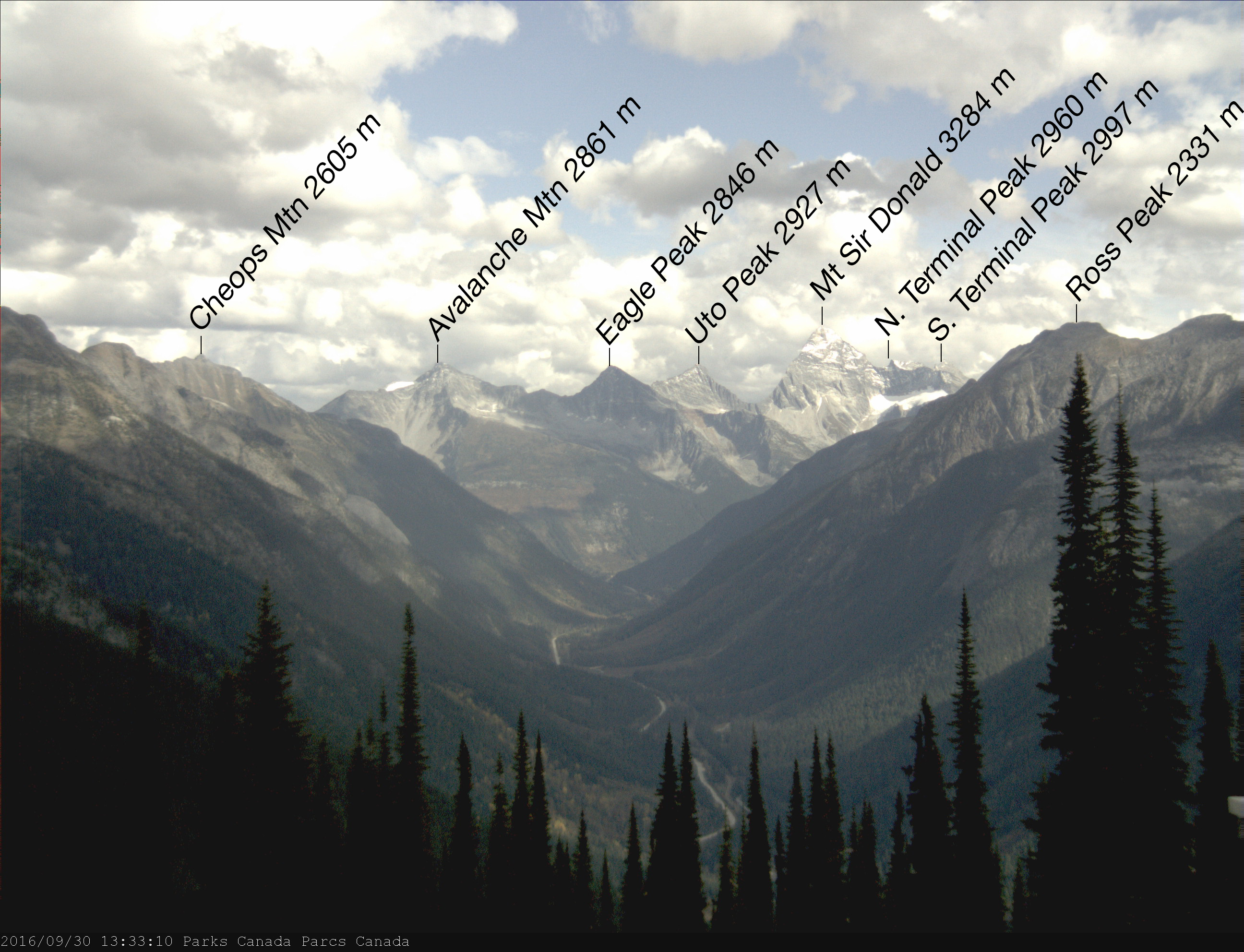 Vue sur le chaînon Sir Donald dans le parc national des Glaciers, au Canada. Voici les éléments topographiques visibles : le mont Sir Donald, le pic Uto, le pic Eagle, le mont Avalanche, les pics Terminal et la vallée de l’Illecillewaet.