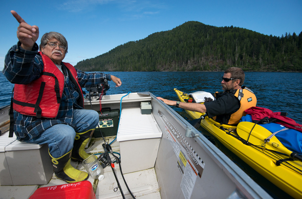 Gardien de Haida Gwaii Walter Russ et kayakiste