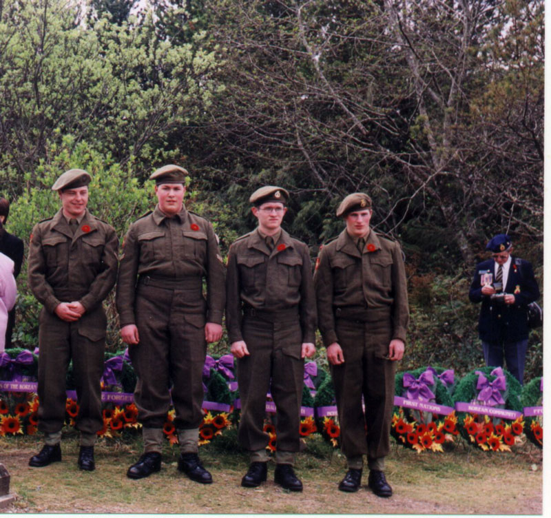Des membres du régiment Princess Patricia’s Canadian Light Infantry se tiennent devant des couronnes à la colline Radar