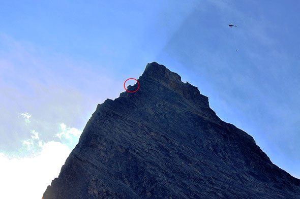 Les alpinistes sont à l'intérieur du cercle rouge, bien haut sur la crête du mont Sir Donald. Deux spécialistes de la Sécurité des visiteurs se font héliporter jusqu'à eux.