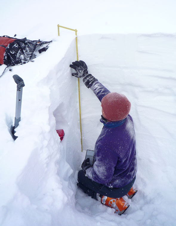 Les prévisionnistes d'avalanche de Parcs Canada sont sur le terrain quotidiennement durant la saison hivernale afin d'étudier le manteau neigeux. 
