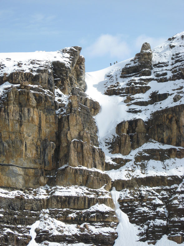 Des alpinistes ascensionnent le mont Isolated, parc national Yoho. 