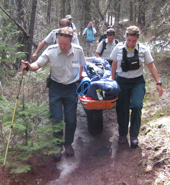 Les membres du service de secours de Parcs Canada répondent à un accident facilement accessible.