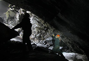 Le personnel de Parcs Canada dans les cavernes Nakimu.