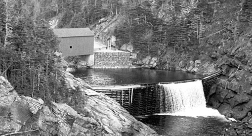Image du vieux barrage sur la rivière Point Wolfe, provenant d'archives