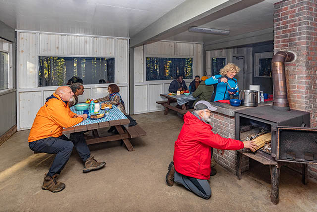Les visiteurs profitent de l'abri de pique-nique et du poêle à bois pendant la saison froide.