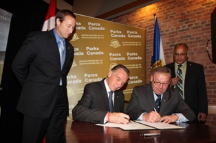 Signature du protocole d’entente visant l’établissement d’un parc national à l’île de Sable, le 17 octobre 2011