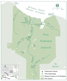 Un document PDF illustrant de la carte du Parc national Aulavik incluant les caractéristiques principales des rivières, des lacs, des pistes d'atterrissage et des sites de ressources culturelles dans le parc (téléchargeable en format PDF)