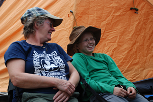 Une guide et sa chef rigolent dans le camp dans la réserve de parc national du Canada Nahanni.