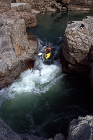 Kayak dans les canyons fentes de la rivière Hornaday