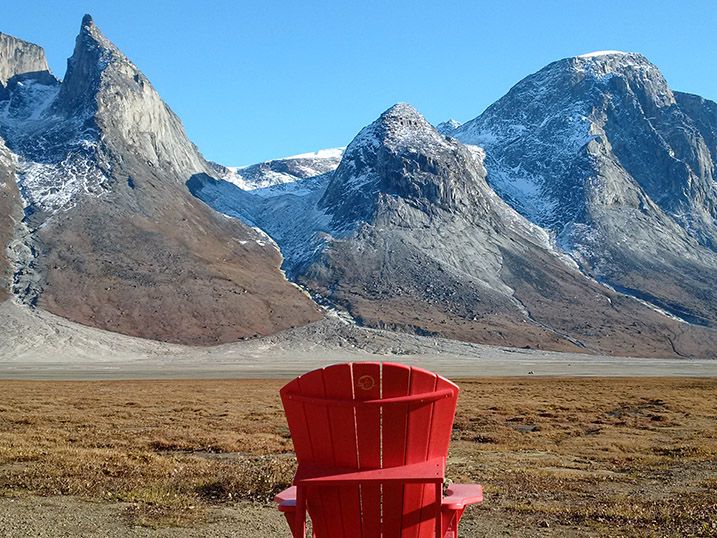 Une chaise rouge emblématique qui surplombe le pic Ulu dans le parc national Auyuittuq.