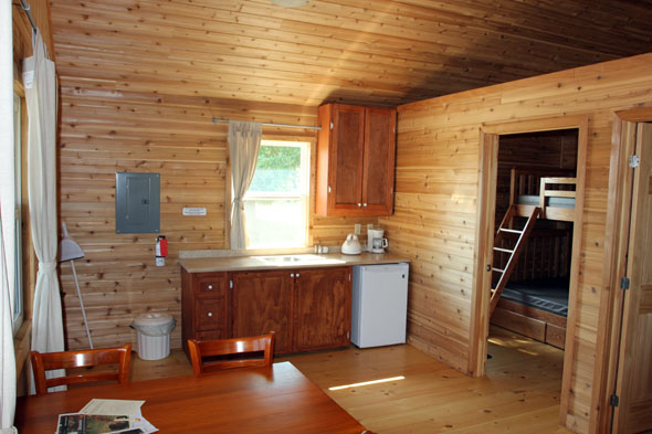 la cuisine dans la cabine comprenant un évier et d'un réfrigérateur