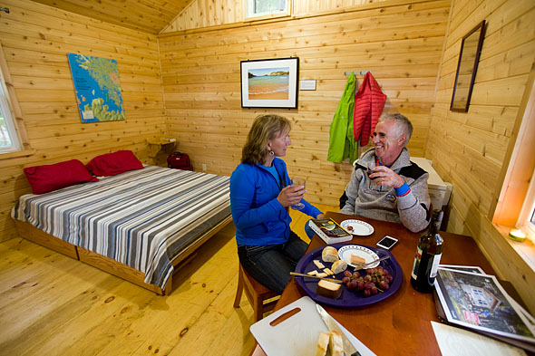 un couple mange l'intérieur d'une cabine