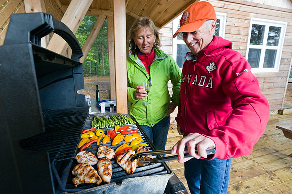 Un couple cuisinier sur un barbecue
