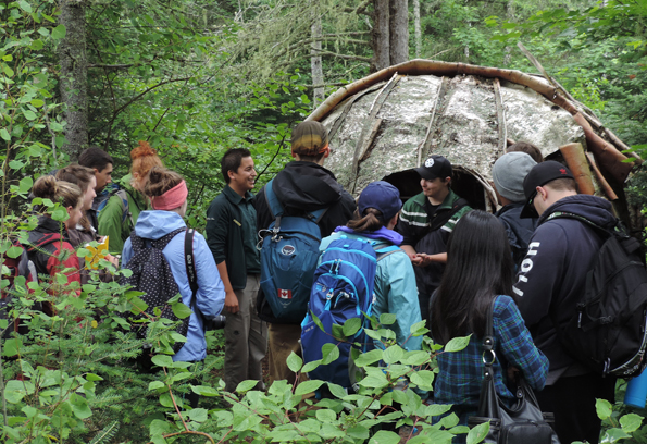 Interprète de Parcs Canada expliquant le wigwam en dôme fait d’écorce de bouleau.