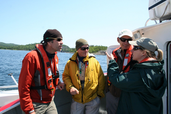 (De gauche à droite) Rodney Swatton, Frank Pianka et le Dr Brian Ratcliff du Projet Pèlerin, accompagnés de l'écologiste du parc Christine Drake, arpentent la rive sauvage jusqu'à une couvée située près des chutes Cascade.