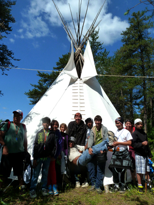 Photo de groupe des participants au camp pour jeunes du lac Louie
