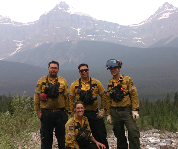 L’équipe d’incendie de 2014 du parc national Pukaskwa à Banff [de gauche à droite : Kyle Nabigon, Basil Goodchild, Ben Lacrooy et Courtney Baldwin (à genou)]